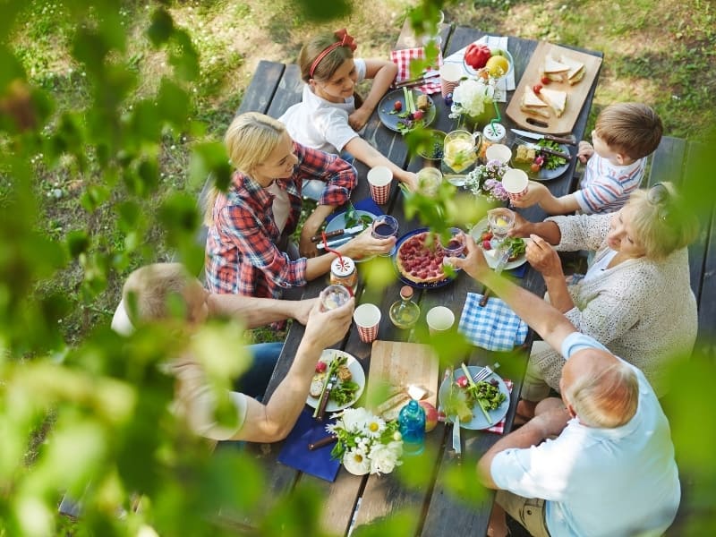 repas en extérieur au gite la croisée des chemins izeaux
