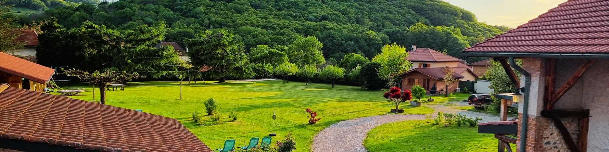 gite en isère - la croisée des chemins - slider vue sur le parc arboré